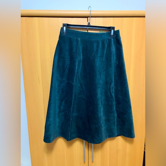 A velvet hunter green skirt - Picture 3 of 4